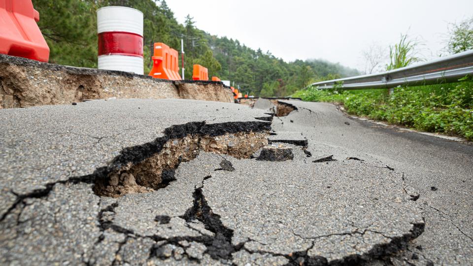 地震で損壊した道路。災害時の安否確認・避難訓練での活用イメージ